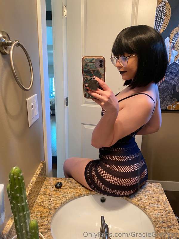 Goth Gracie is serving dark desires and curves you can’t res..