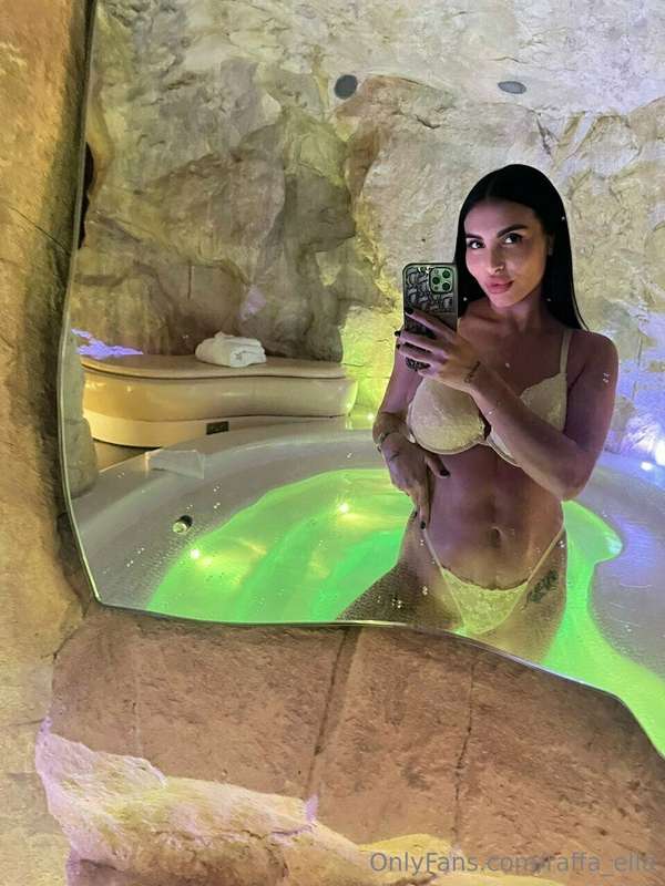 Would you come to this hot tub with me? 💋😈  Come and tell me..