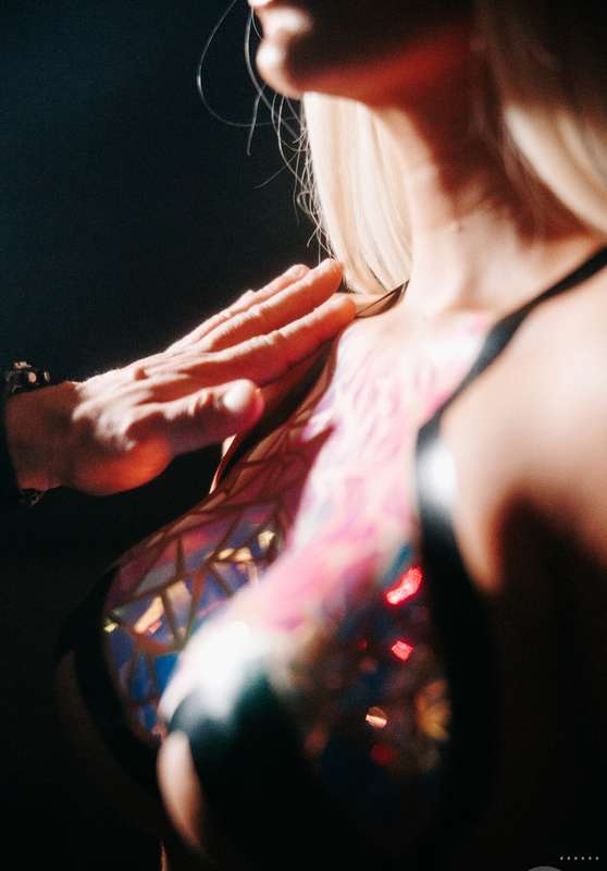 BTS of @isabellalambourne taken during my fetish show in eng.. 5