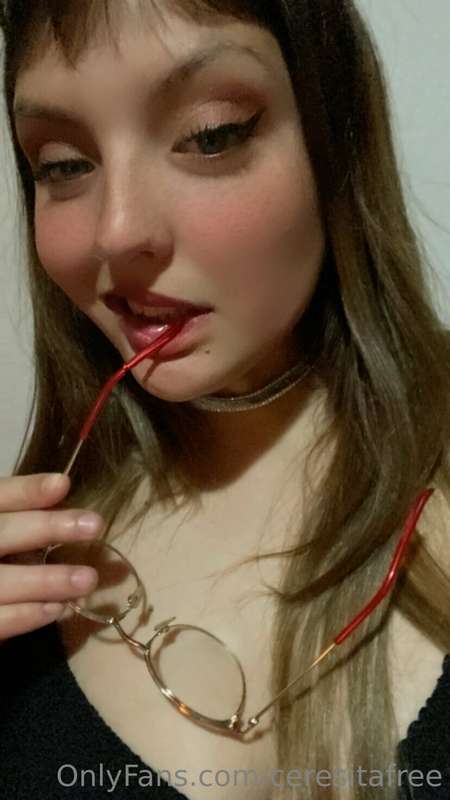 This girl is crazy to play with you, will you please her? 😈