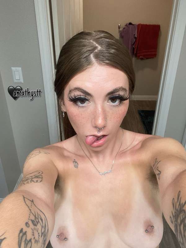 topless selfie 😋