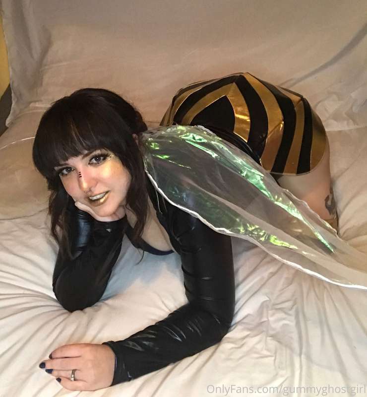 Cover me in your honey 🐝💛 4