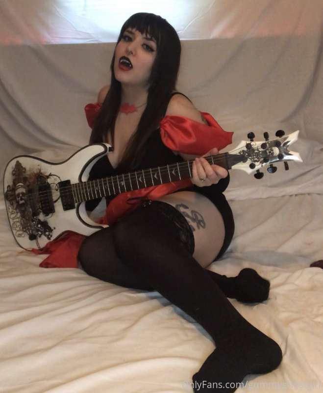 Hex Girls cosplay! Ever wanted to see what’s under Thorn’s d.. 18