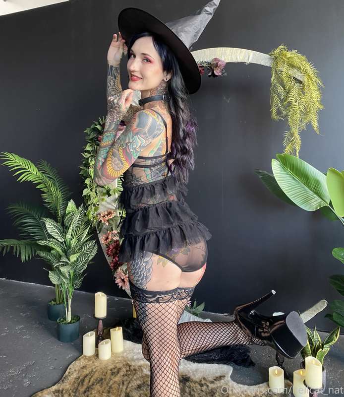 Behind the scenes from today’s witchy pin up shoot 🎃 do you .. 2