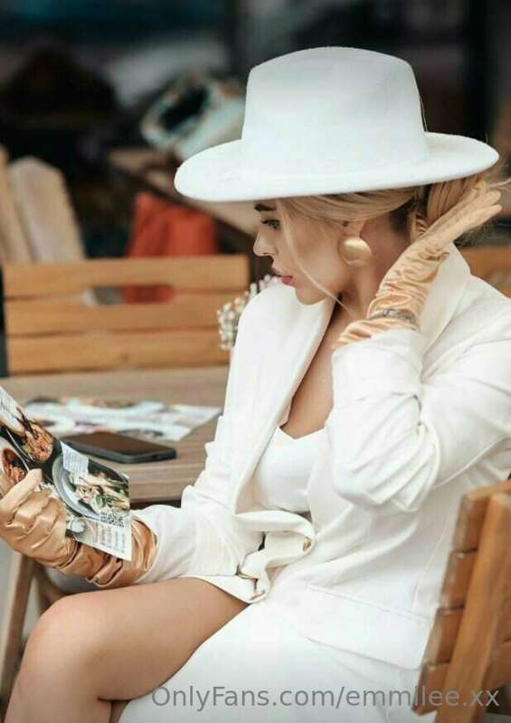 There are many ways of pleasing a woman and making her be ha..