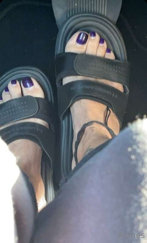 Good morning, some toes, cleavage and tennis shoes to start ..