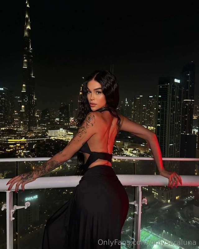 Are you looking at what's behind me or at my back?🌃