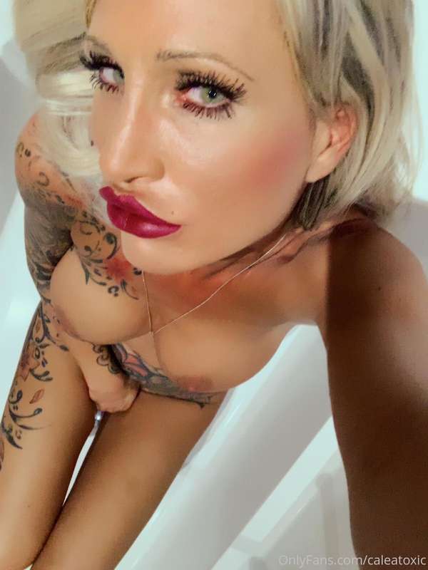 Time to relax in the bathtub 🔥 Enjoy the whole photset! 7
