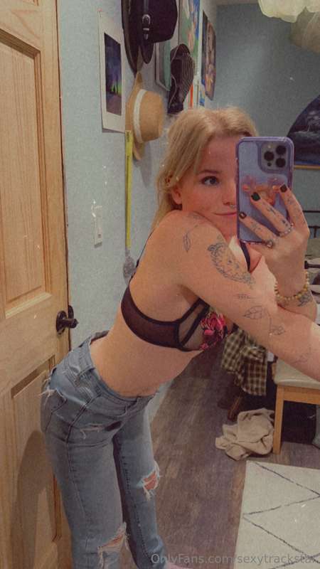 This dirty slut has been away for a while, but here I cum 🥵💦