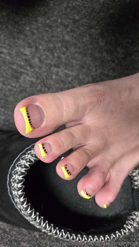Sniff my stinky toes right out of my sweaty slippers 🤣😏🫠Brou.. 4