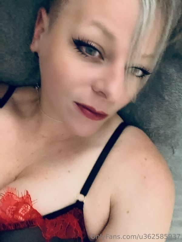 good morning! have the best day 🖤💋 6