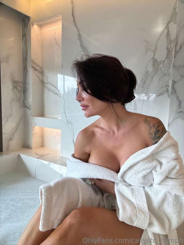 🛁 There’s something magical about hotel bathrooms…No rush, j..