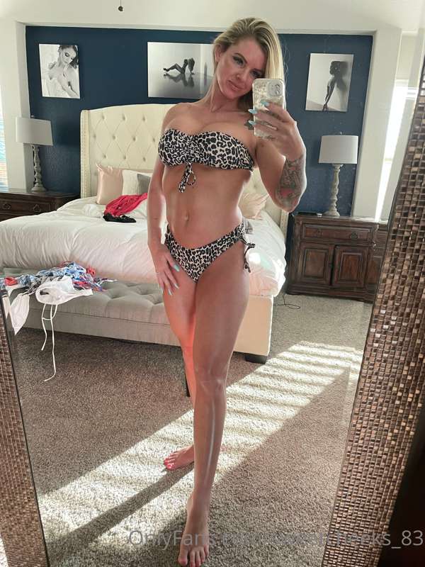 Which swimsuit do you like the best? 👙 I can’t decide. 🤔 3