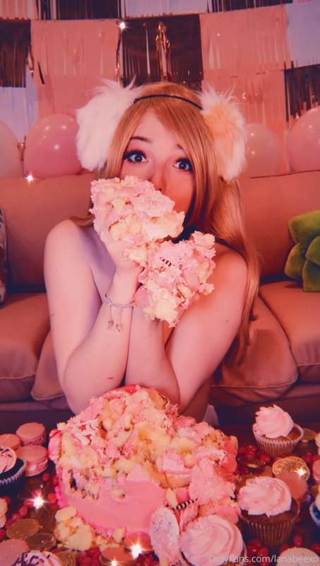 Hi I’m 25 today! 💕 7