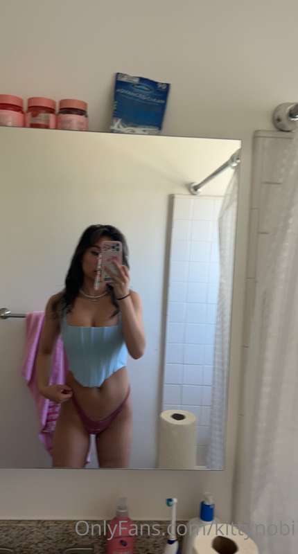 tryna figure out what bottoms to wear with this :-)