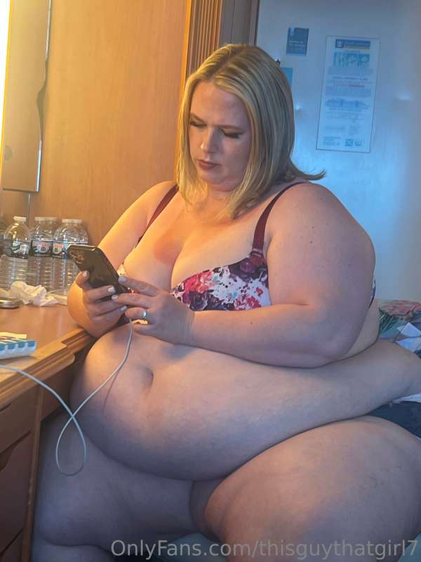 Check out these candid shotz of Britt putting on her makeup!.. 19