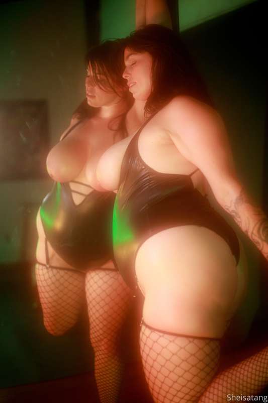 Just a oiled up curvy slut 23