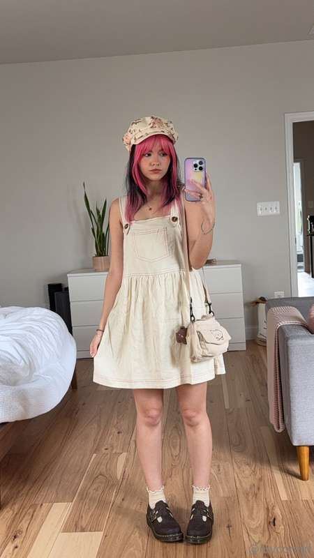 dm's saw it first but loving my new hair and outfit 🥰 trying..