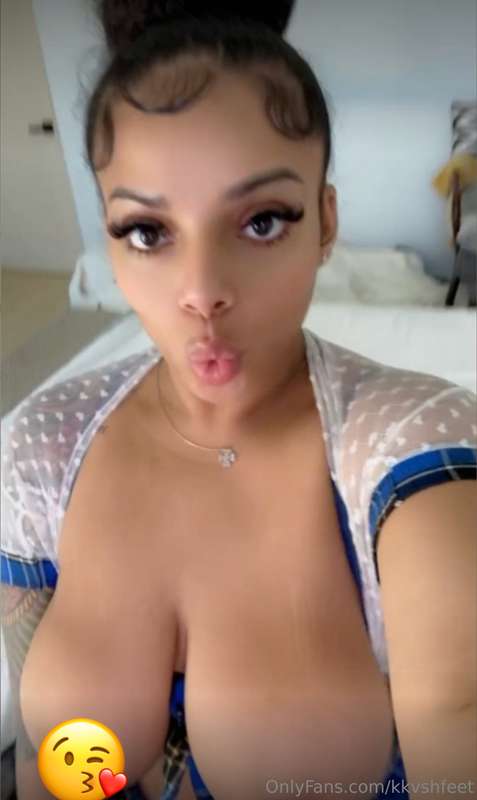 Got this amazing top! Wanna see it? ...Wanna see me my tits ..