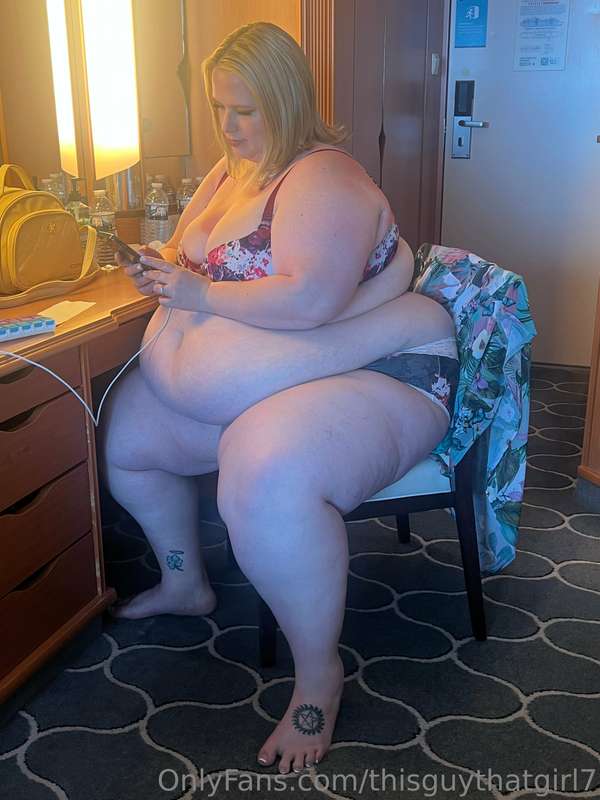 Check out these candid shotz of Britt putting on her makeup!.. 2