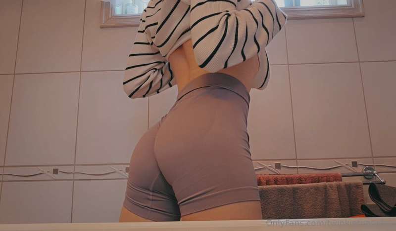How tf can you see my bulge from behind tho?? 😫🤭🥰❤️ 9