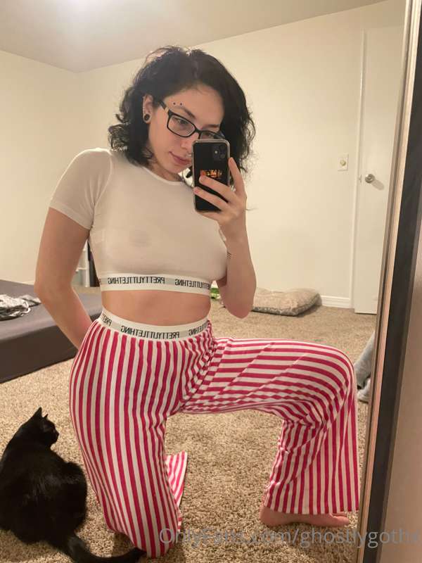 What do you think of these new pajamas? That white top is so.. 1