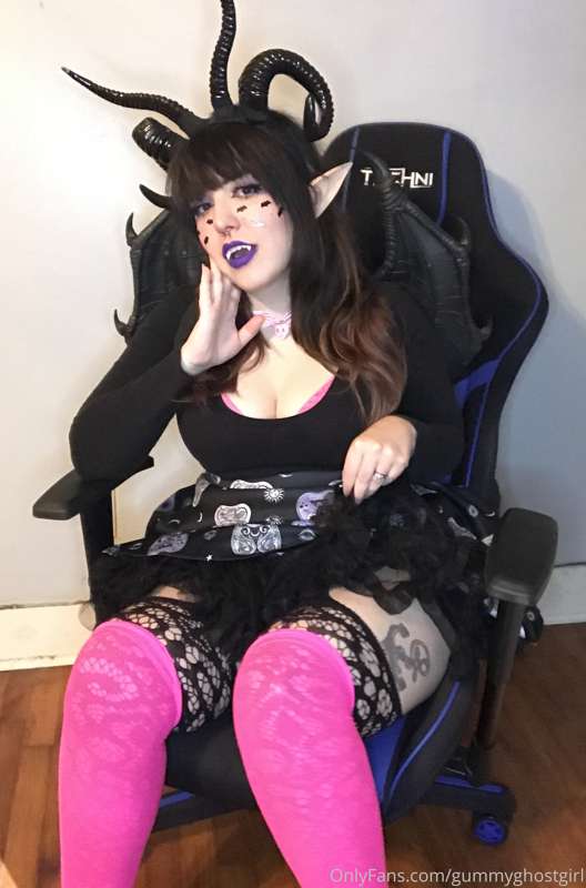 Pastel goth succubus 💕 11