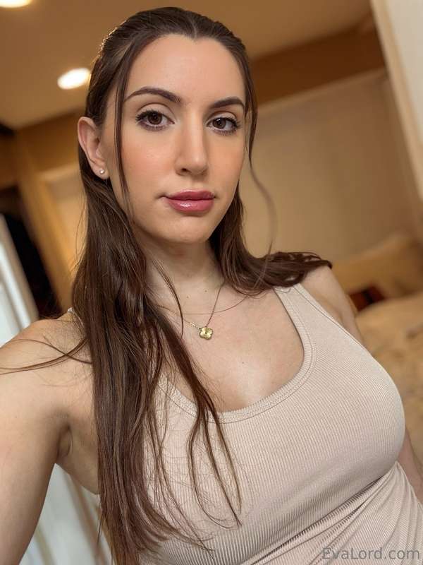 Would you date the girl next door if she had a 🍆?