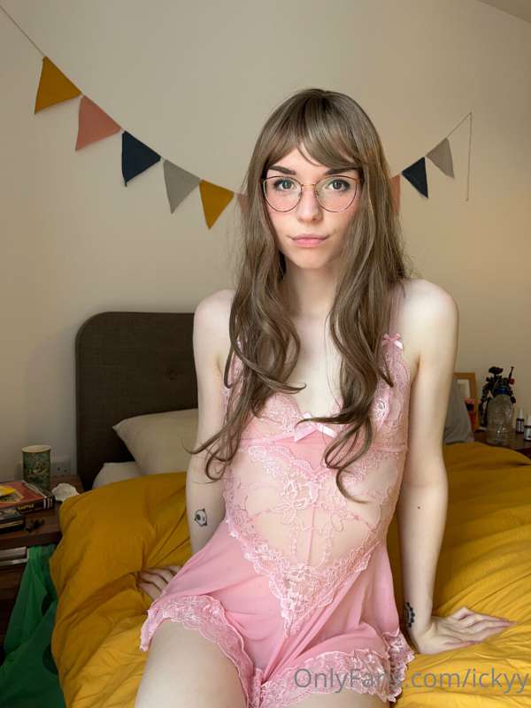 This lingerie is SO SO cute 😭😭 

I’m feeling quite pretty in.. 2