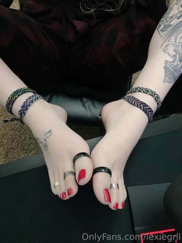 I repainted my toes today! This is the second time I’ve ever.. 2