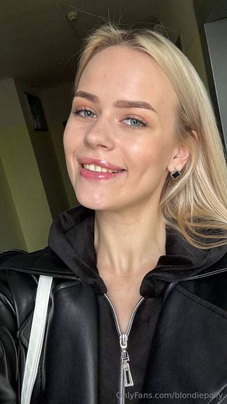Let’s chat, just you and me 💬😊 I’m ready when you are! 😘✨