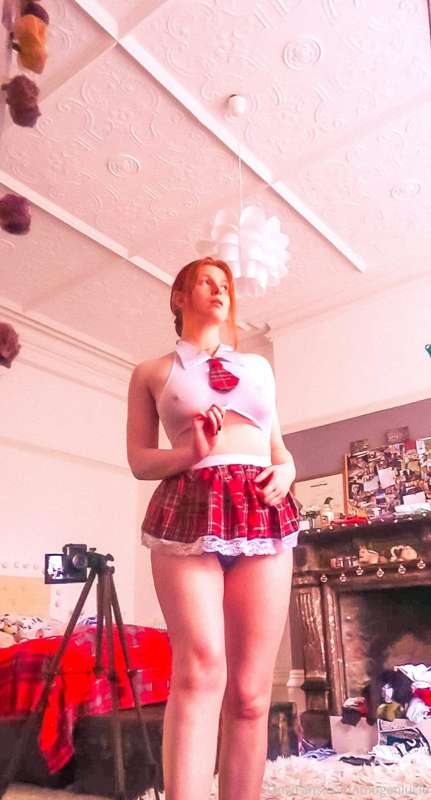 This naughty school girl’s been bad😈😈