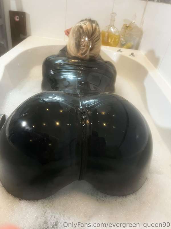 ‘Slip & Slide’ 🛁 🫧🖤
Well, Yesterday I enjoyed A big Bubble B.. 8