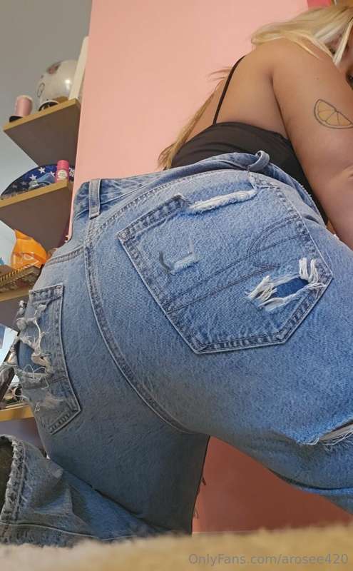 Ass so big it falls out the top of my jeans😏 3