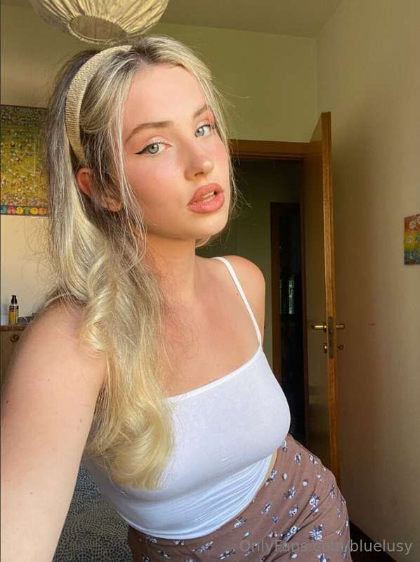 Hot blonde @carol_elena just turned 18 😏🥵🍌SHE IS CRAVING DEE..