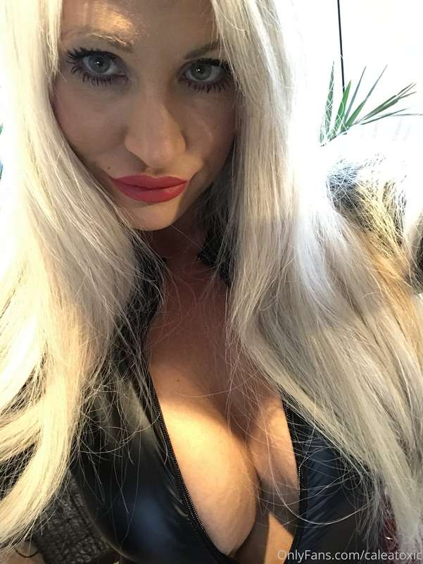 Selfie greetings in new black shiny Catsuit. Thanks to my de.. 5