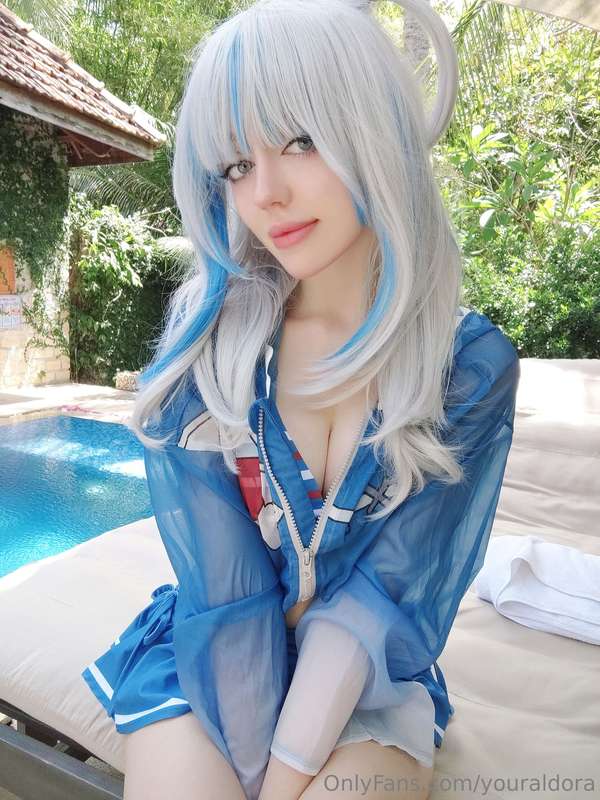 Do you like my swimsuit? 😋
This is my Gawr Gura cosplay ~ 4