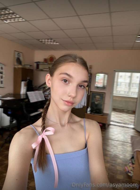 Cute @amy.sweety with beautiful natural tits 🍒🤤  Text her ri..