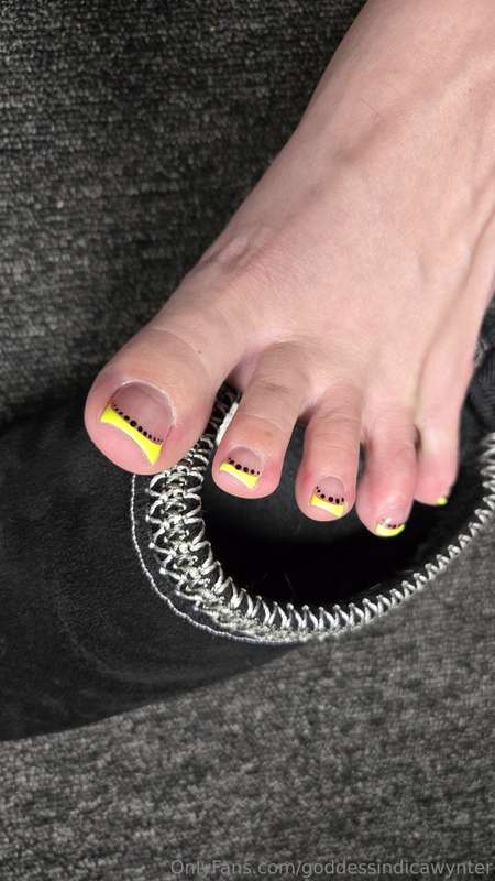 Sniff my stinky toes right out of my sweaty slippers 🤣😏🫠Brou.. 5