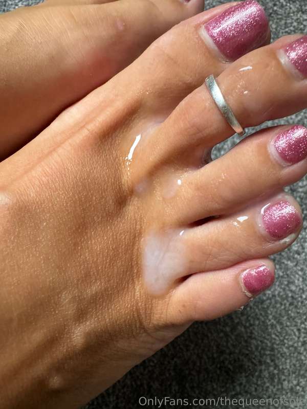 I got My toes covered in cum 😜