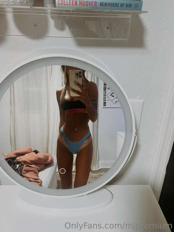 Thongs, ass and tan lines 😏