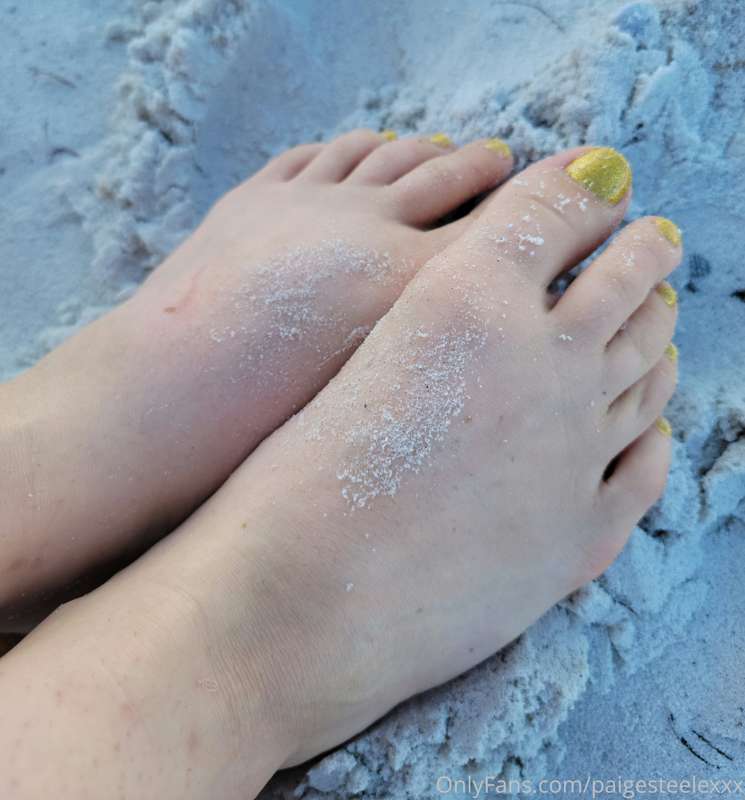 I got sandy feet pics for my foot pervs! 🤪 3