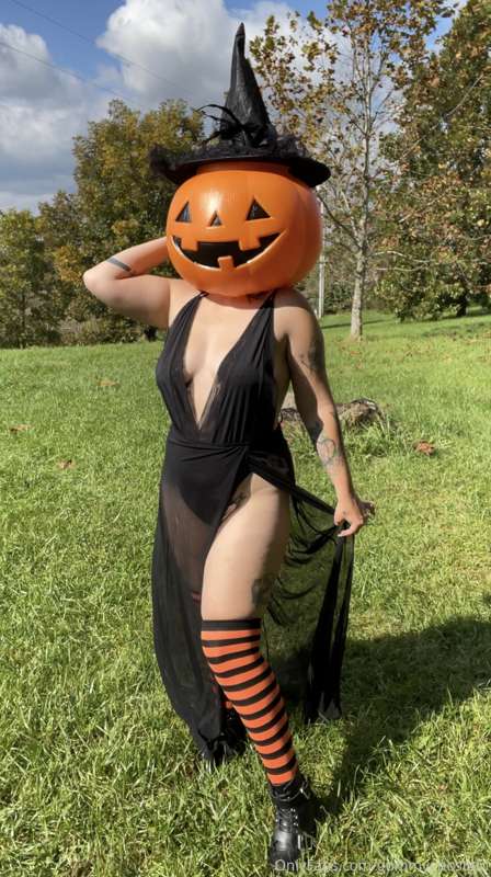 Pumpkin witch 🎃🖤 (not sure why this didn’t post on Halloween.. 5