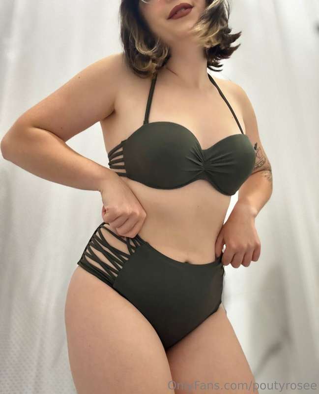 Feeling confident and fabulous in my own skin💚. Embracing ev..