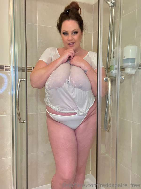 Milk pour and shower videos 🥵 let me know if you want one 🚿💦..