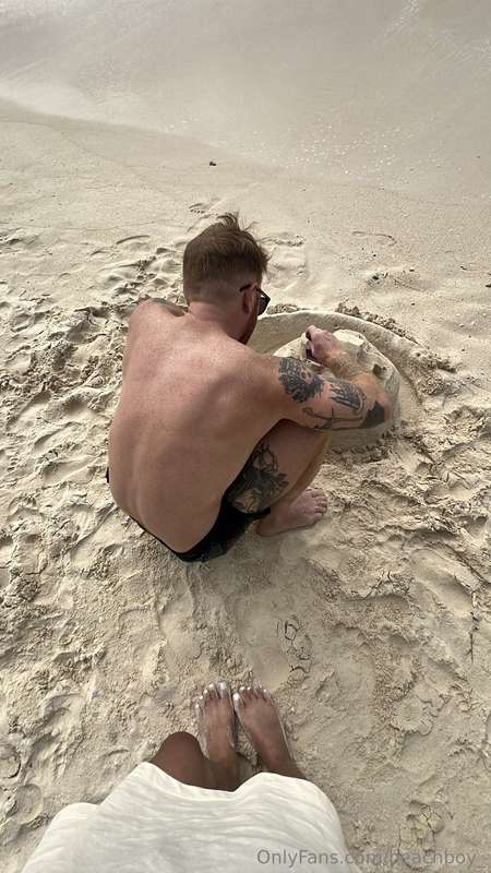 Hi baby! I’m busy in paradise… just a lil dump of content he.. 16
