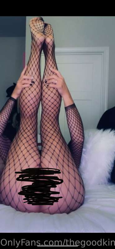 Who wants to see me fuck myself in the fishnets??? I wanna m..
