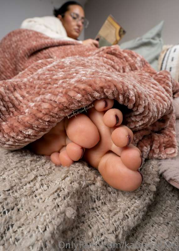 Peaking these perfect feet out from under the blanket 😘