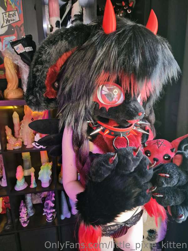 Some pictures in my new fursuit Chimiko 🖤❤️ 1