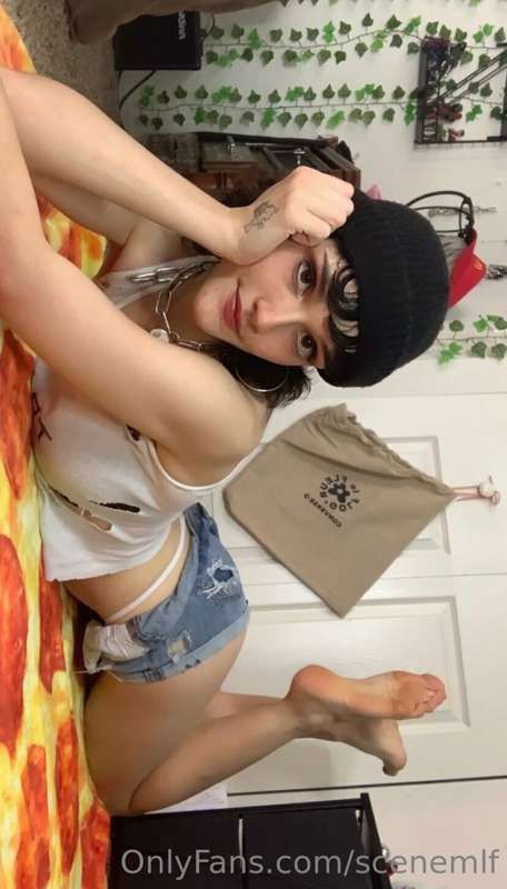 touch my butt and buy me pizza🍕🥰😇 9